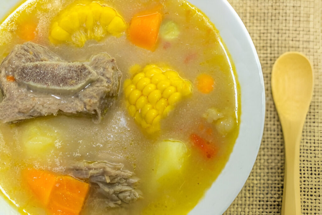 Plato de sopa de carne con verduras frescas