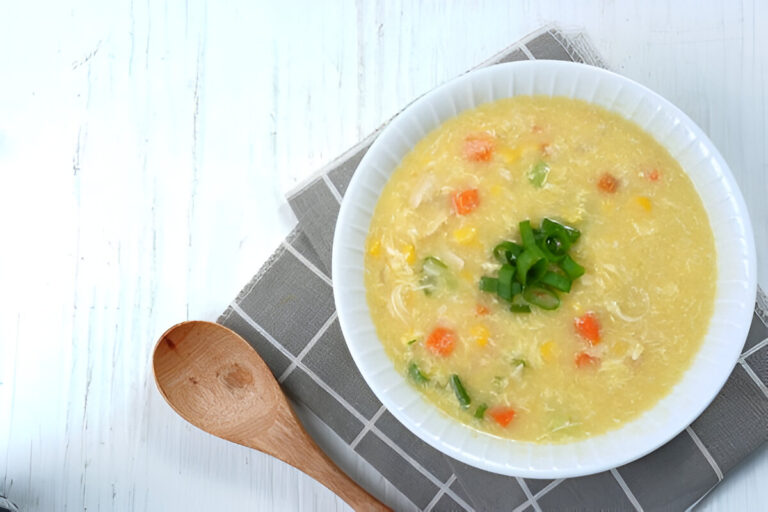 Plato de sopa de maíz cremosa con perejil fresco