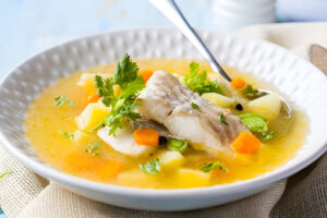 Sopa de pescado casera con verduras y perejil fresco