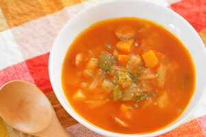 Sopa minestrone casera con verduras y pasta