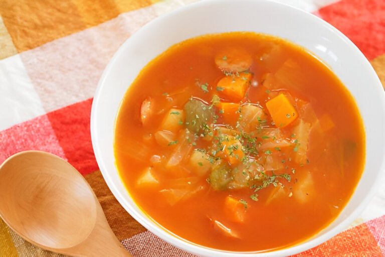 Sopa minestrone casera con verduras y pasta