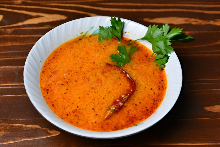 Sopa tarhana turca servida en cuenco con perejil fresco