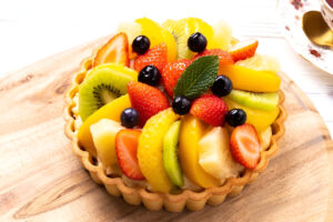 tarta de frutas frescas con base y crema pastelera
