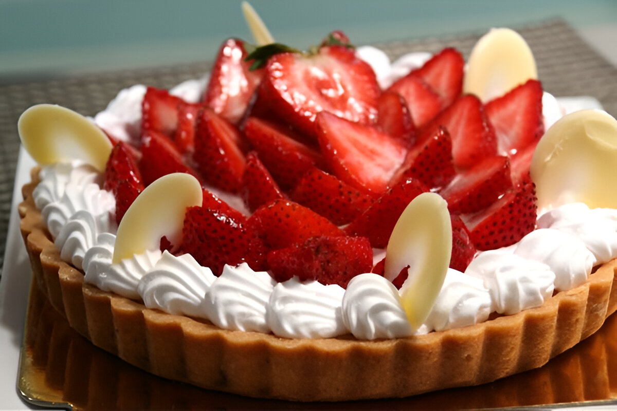 Tarta de frutilla y crema con masa quebrada horneada
