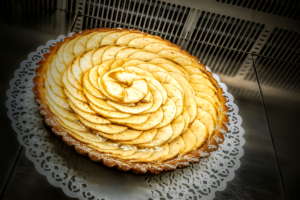 Tarta invertida de manzana caramelizada servida en plato