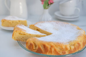 Tarta de ricota casera dorada servida en plato