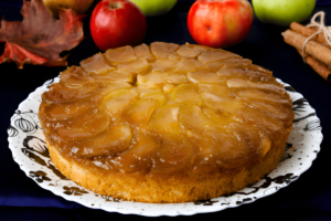 Tarta invertida de manzana caramelizada servida en plato