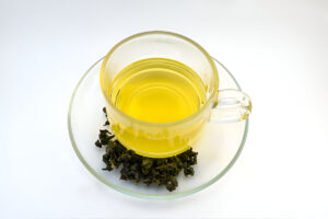 Taza de té Oolong caliente con hojas infusionadas