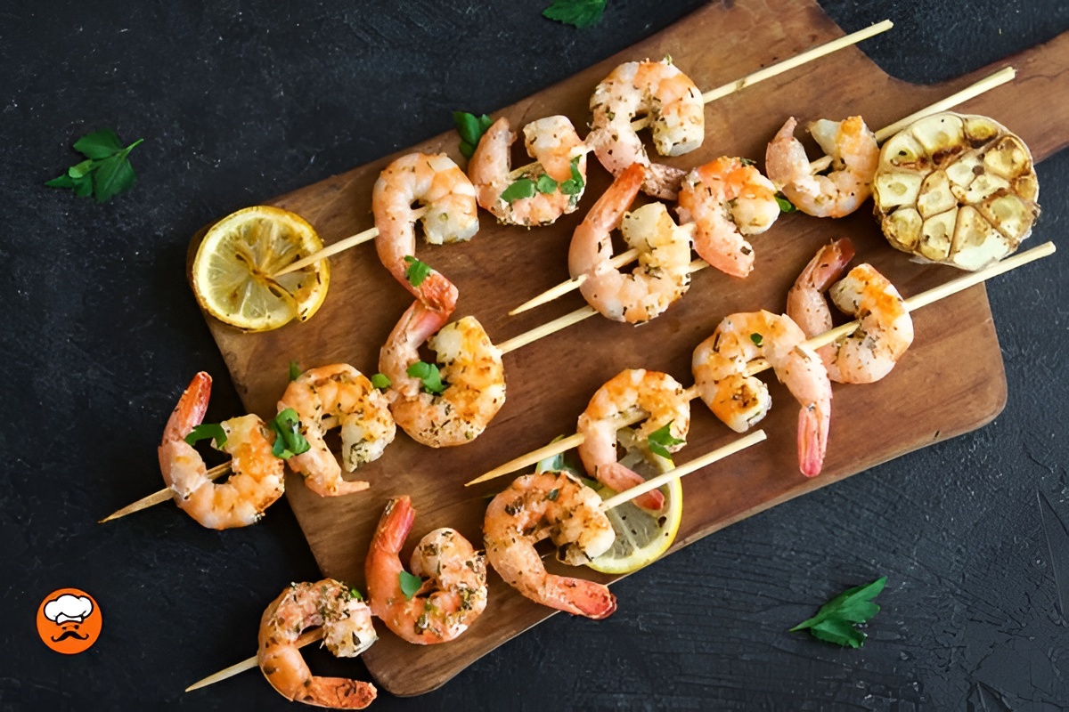 brochetas de camarones grillados con ajo y limón