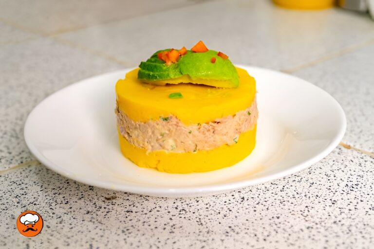 Causa limeña peruana con atún, aguacate y papas amarillas