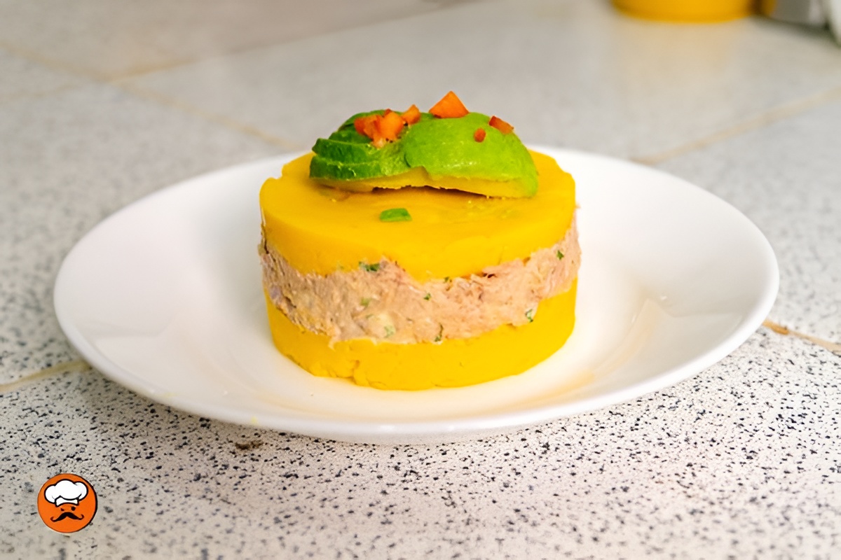 Causa limeña peruana con atún, aguacate y papas amarillas