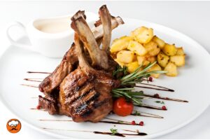 Chuletas de cordero con papas fritas crujientes