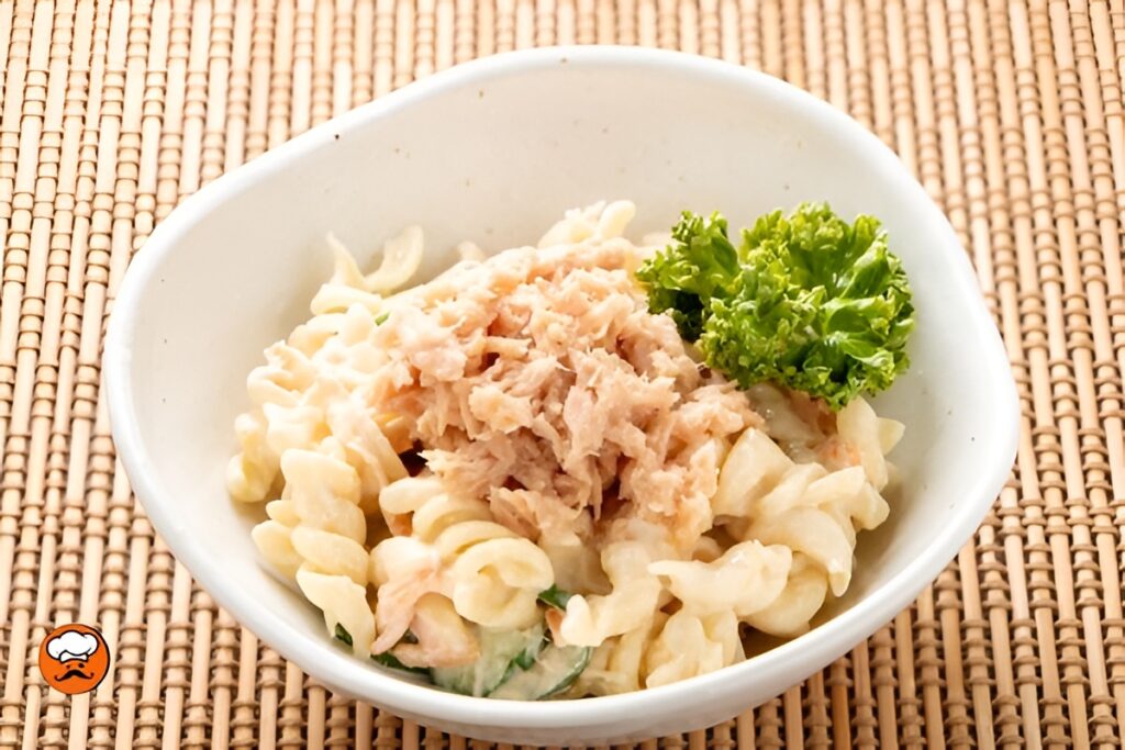 Ensalada de macarrones con atún y vegetales frescos en bol