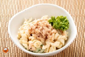 Ensalada de macarrones con atún y vegetales frescos en bol