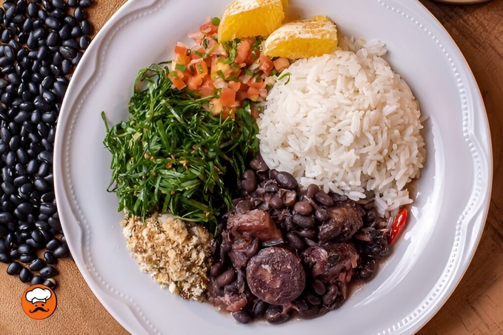 Plato de Feijoada brasileña tradicional con frijoles negros, carne, arroz y farofa