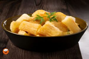 Yuca frita brasileña dorada y crujiente en plato