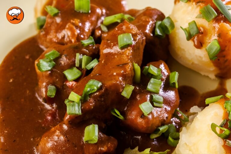 Goulash de carne con papas cocidas y salsa espesa