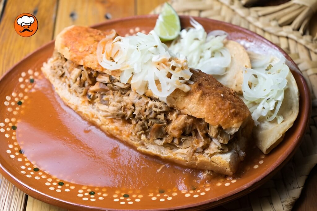 Pastel ahogado mexicano con carne desmenuzada y salsa