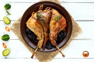 Piernas de conejo asadas con ciruelas pasas y salsa