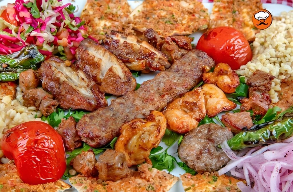 Plato mixto de kebab con arroz y carnes variadas