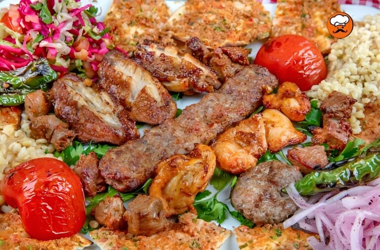 Plato mixto de kebab con arroz y carnes variadas