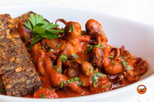 Pulpo a la Luciana con salsa de tomate y pan artesanal