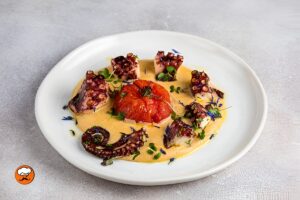 pulpo braseado con salsa romesco cremosa gourmet