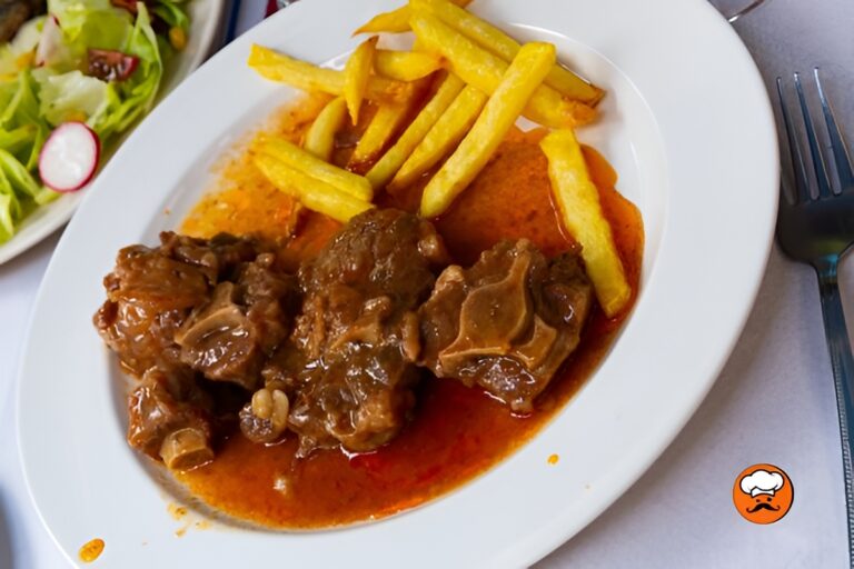 Rabo de toro en salsa con papas fritas plato español tradicional