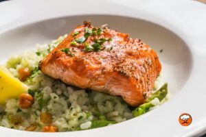 Risotto cremoso con espárragos y salmón a la plancha