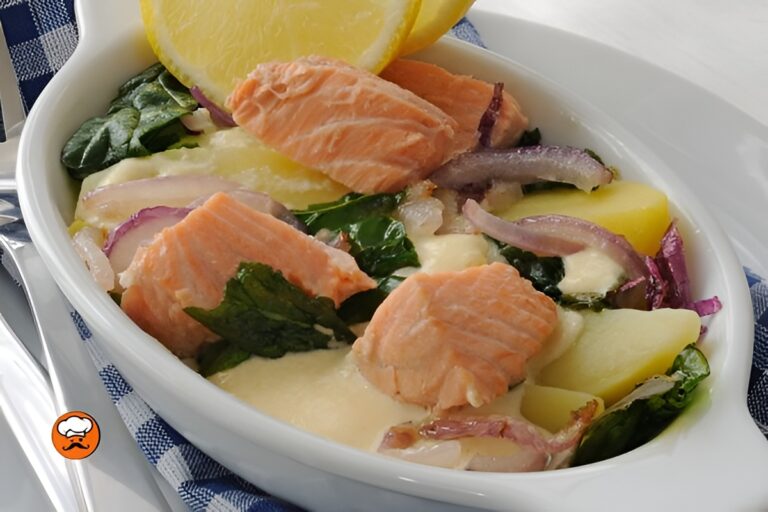 salmón al horno con papas y salsa cremosa de espinaca