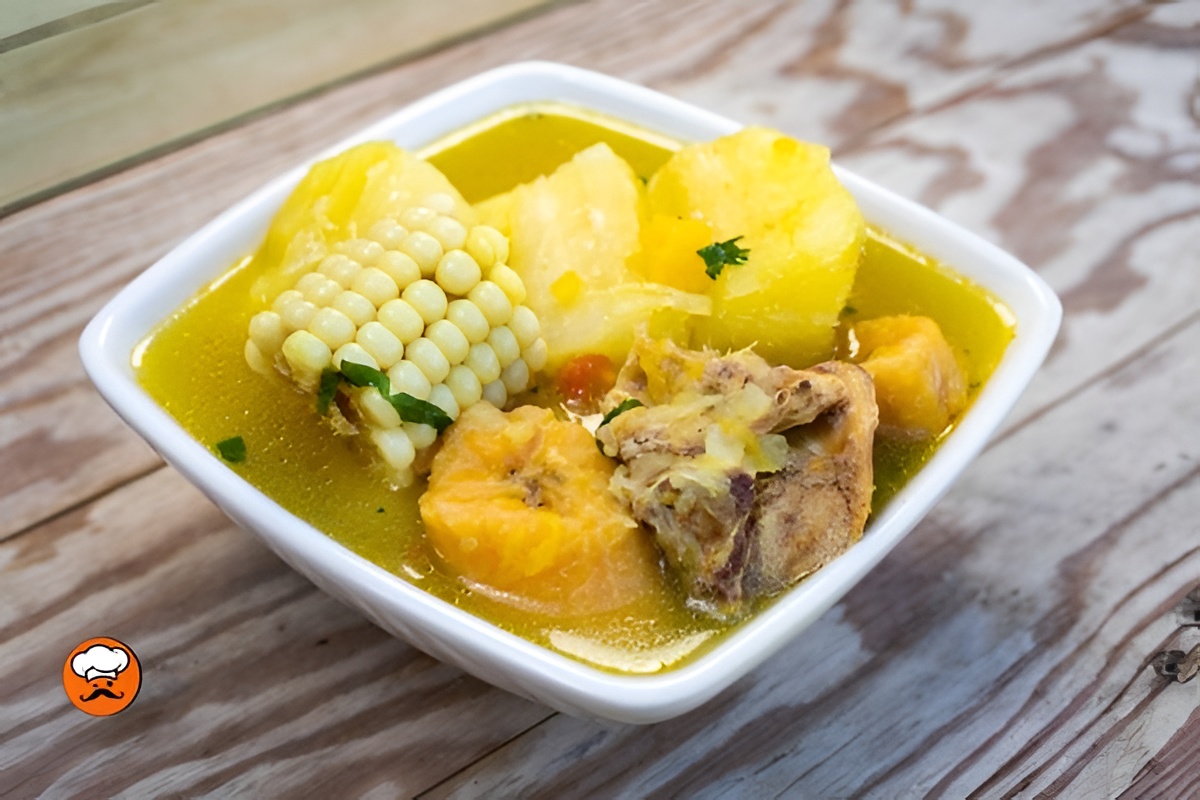 Sancocho de res colombiano servido con maíz, plátano y yuca