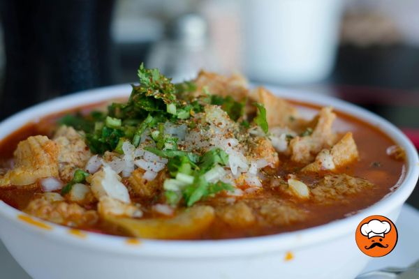 Receta de menudo rojo mexicano con pancita de res y chiles secos