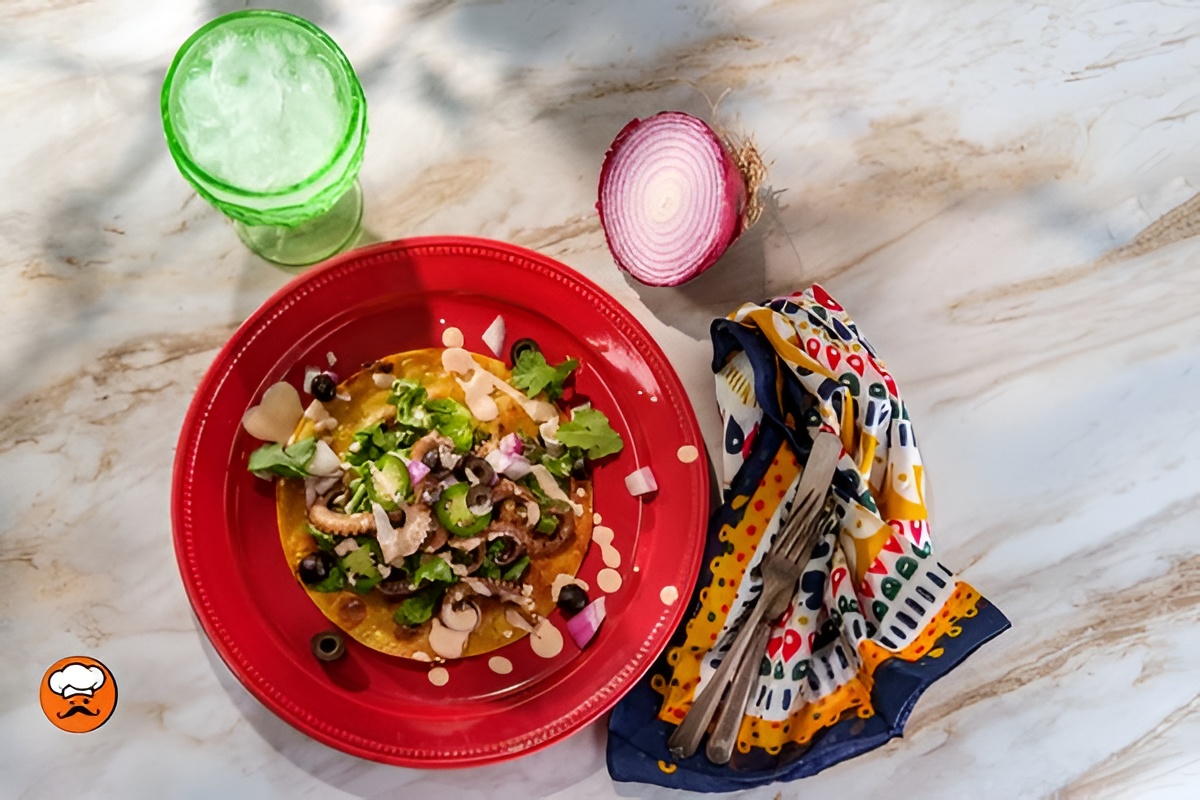 Taco de pulpo mexicano con salsa fresca en tortilla de maíz