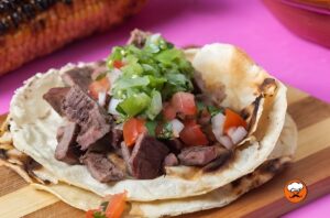 Tacos de carne asada estilo Tijuana con salsa fresca y tortillas de maíz