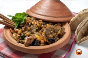 Tajín marroquí casero con carne de cordero, frutos secos y especias