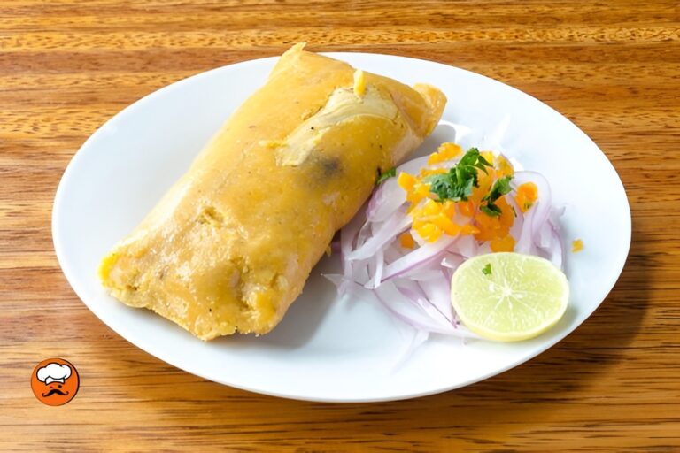 Tamal peruano casero acompañado de salsa criolla de cebolla