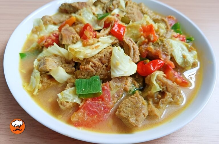 Tongseng Sapi casero con carne de res y verduras en curry picante