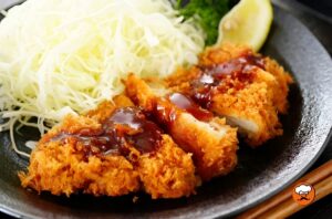 Tonkatsu japonés casero con chuleta de cerdo empanizada y salsa