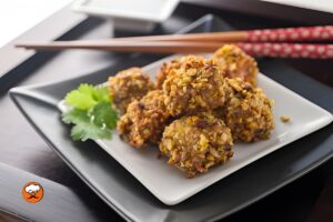 Croquetas de atún doradas y crujientes servidas en plato