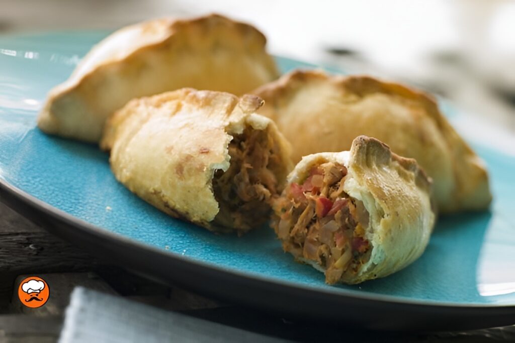 empanadas de atún doradas con relleno jugoso