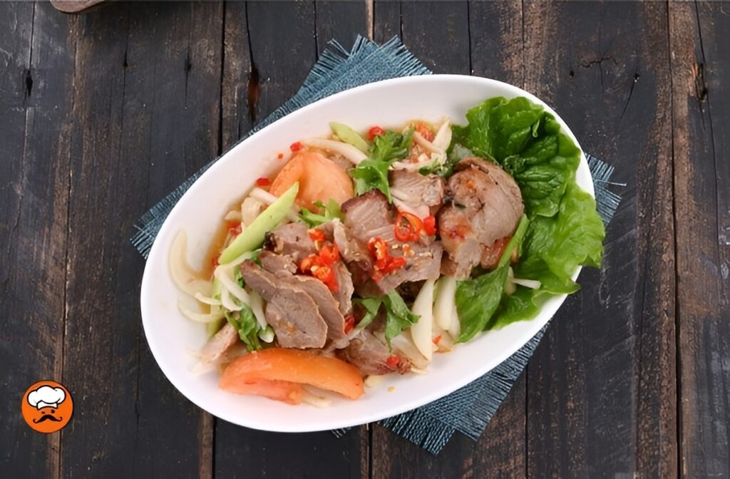 Ensalada asiática con tiras de carne grillada, vegetales y fideos de arroz