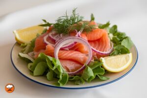 Ensalada de salmón ahumado con cebolla morada y hojas verdes