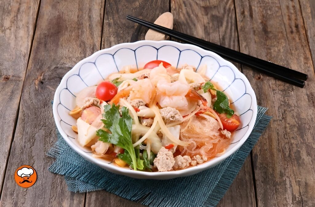 ensalada thai con fideos de cristal camarones y cerdo