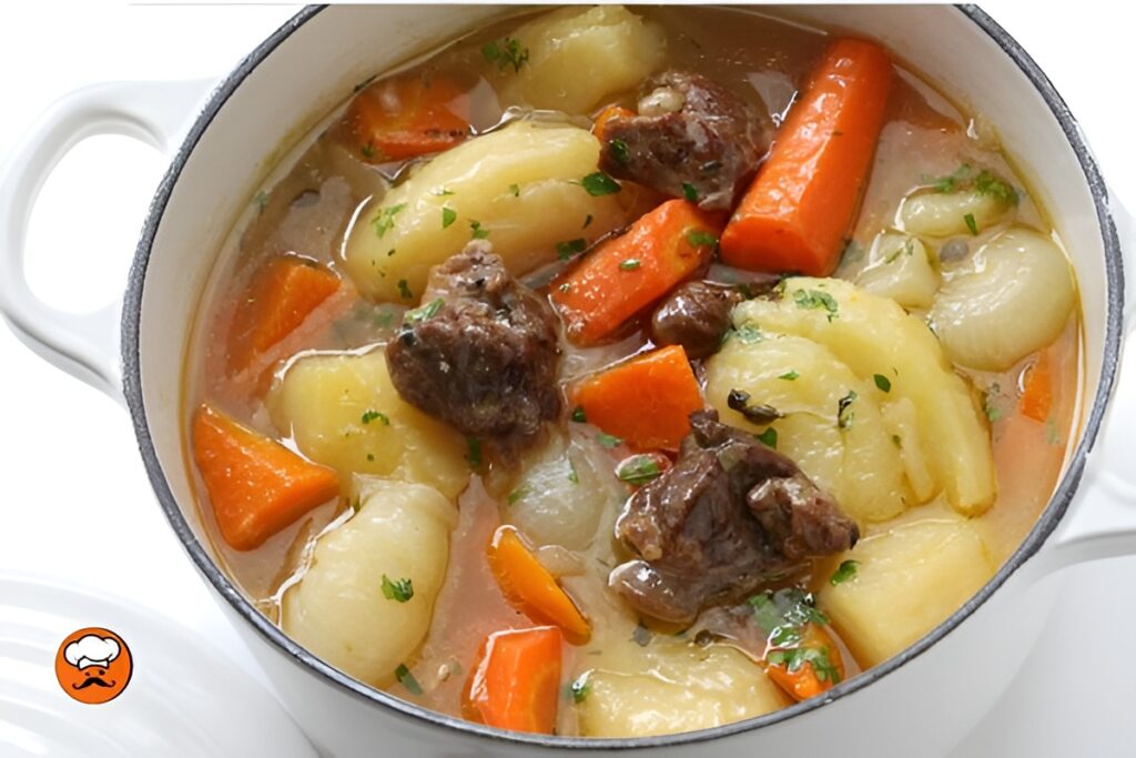 Estofado irlandés con carne, papas y zanahorias