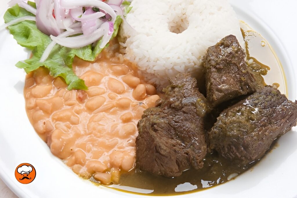 Plato peruano de frijoles con seco, arroz blanco y carne guisada