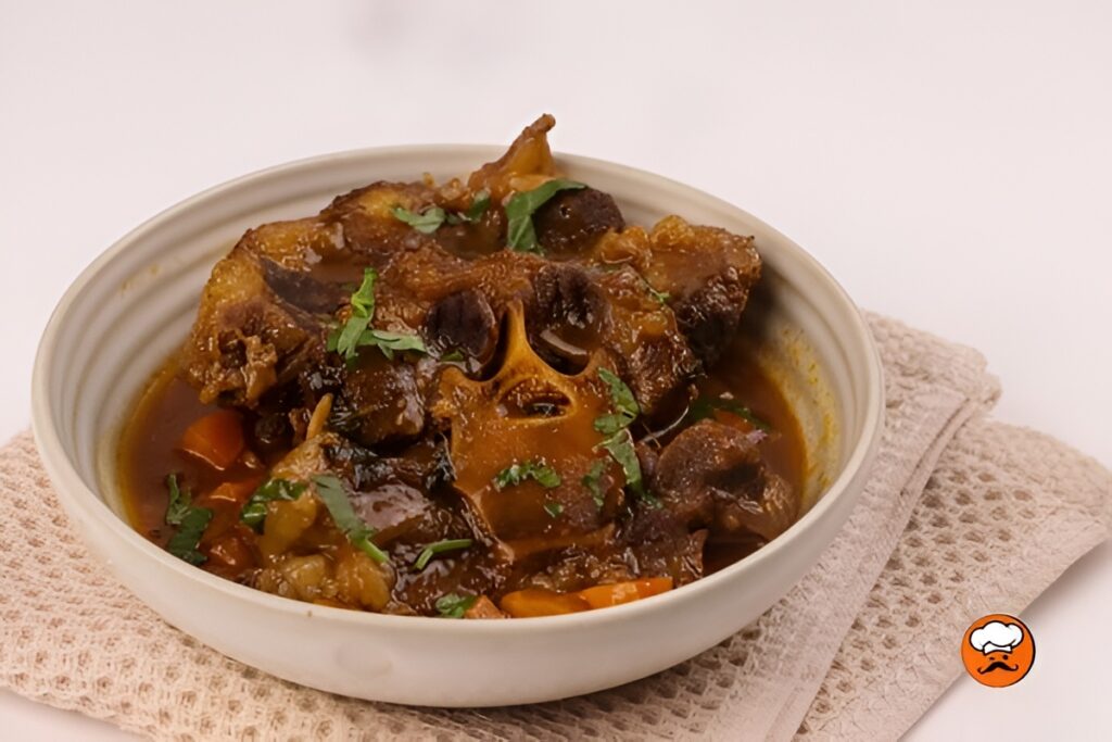 Rabo de buey estofado con salsa espesa y verduras