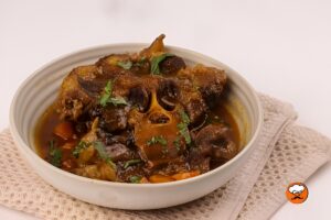 Rabo de buey estofado con salsa espesa y verduras