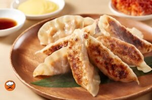 Gyozas fritas japonesas, doradas y crujientes y relleno jugoso estilo japonés