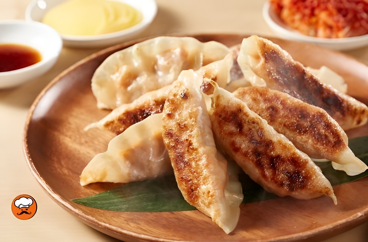 Gyozas fritas japonesas, doradas y crujientes y relleno jugoso estilo japonés