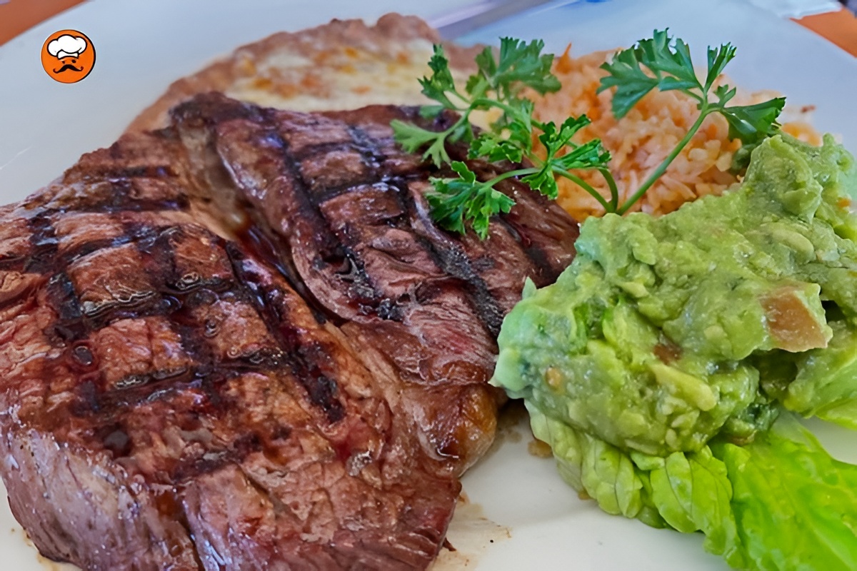 Lomo asado con arroz y guacamole casero